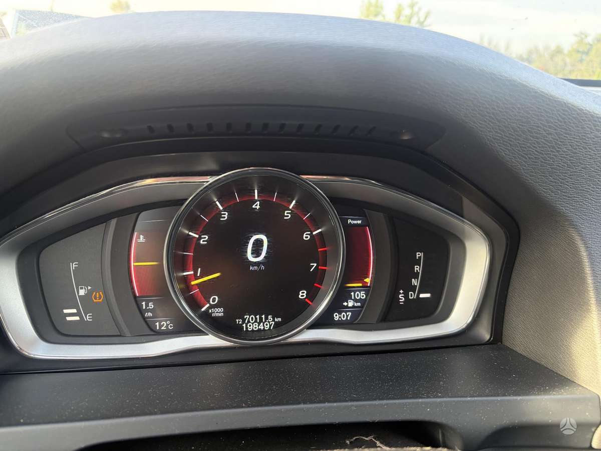 Volvo V60 2015 — interior