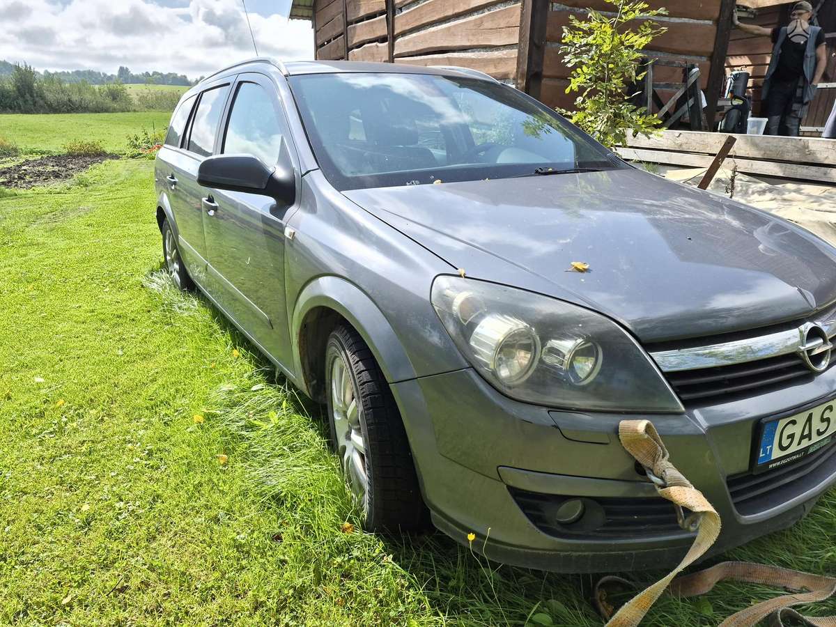 Opel Astra 2005 — rear view
