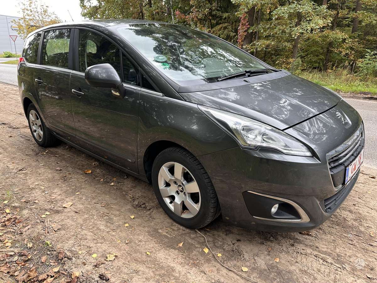 Peugeot 5008 2014 — вигляд ззаду