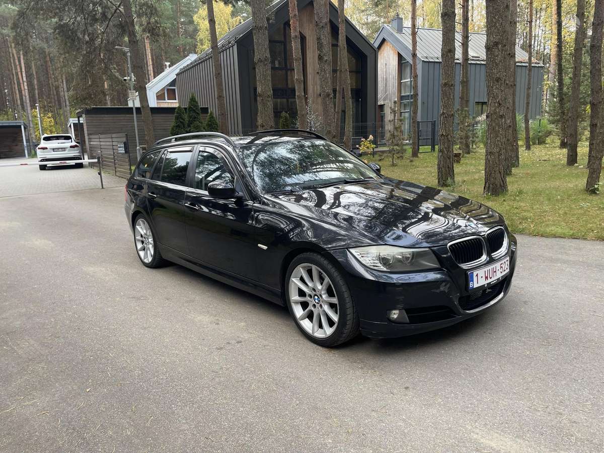 BMW 318 2008 — interior