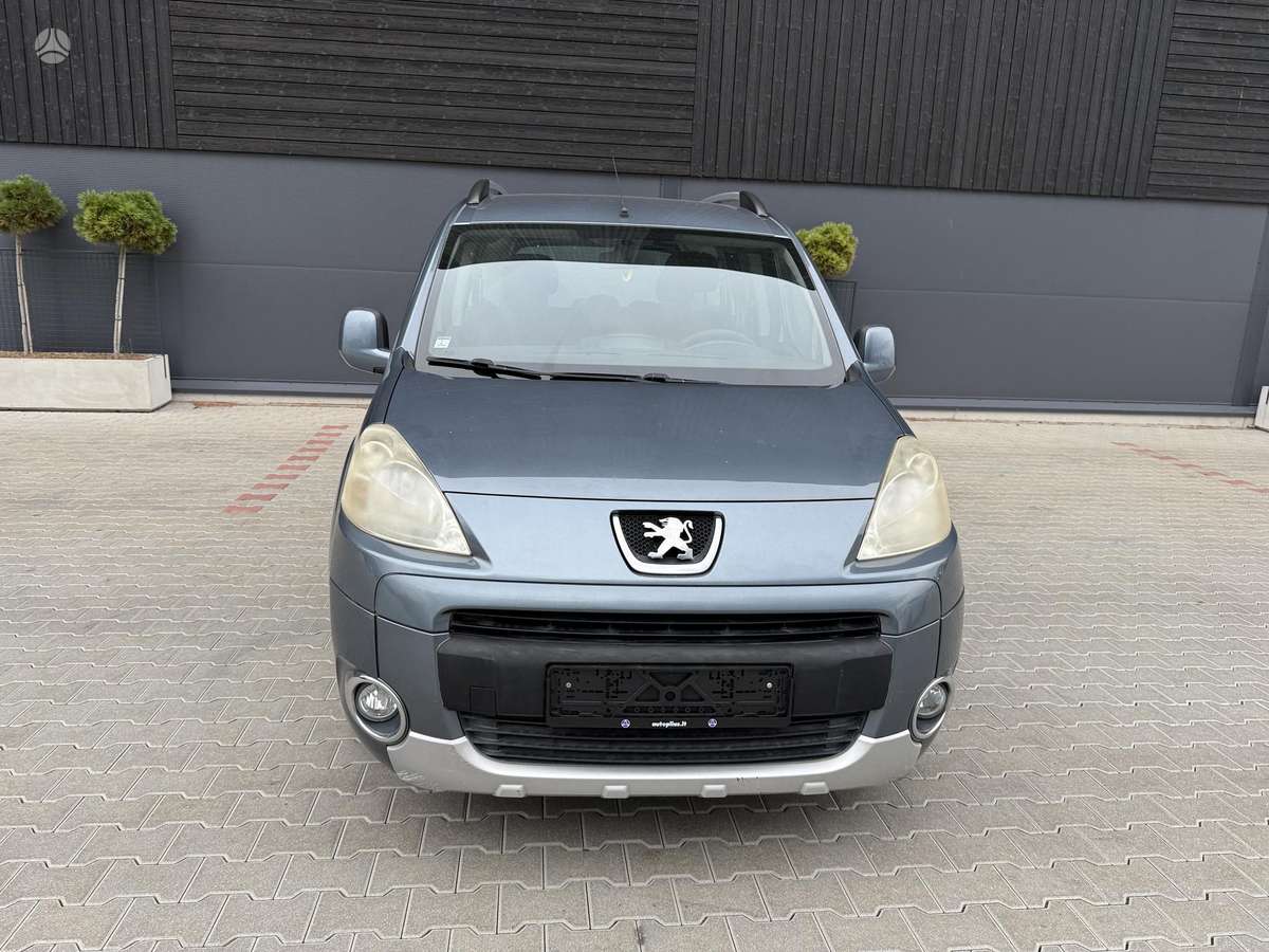 Peugeot Partner 2012 — rear view