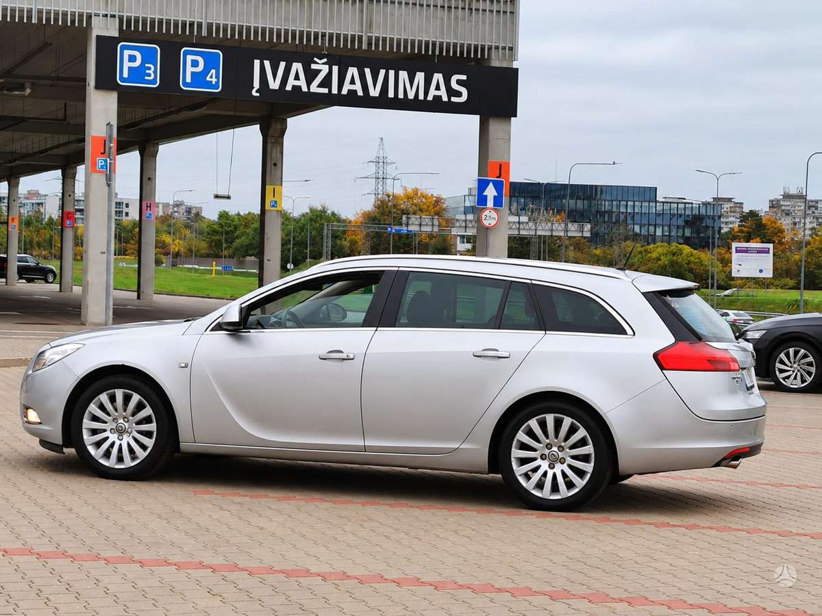 Opel Insignia 2010 — rear view