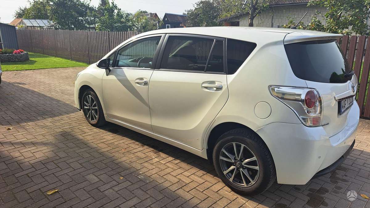 Toyota Verso 2013 — interior