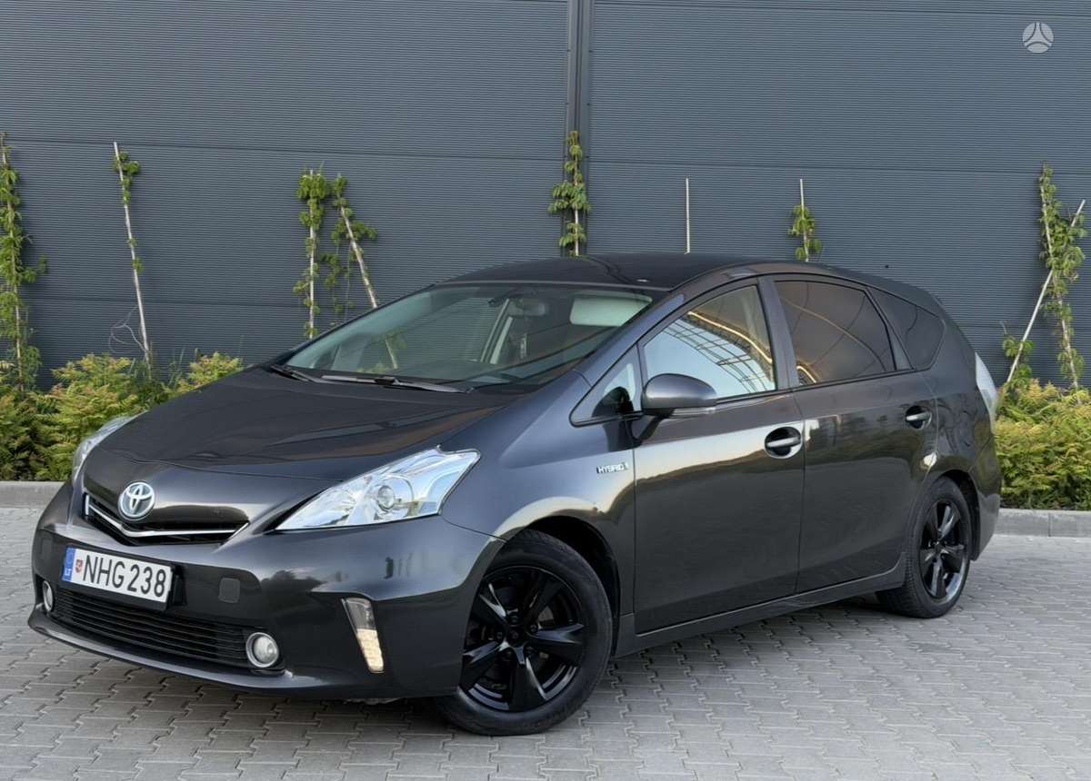 Toyota Prius+ 2012 — вигляд ззаду