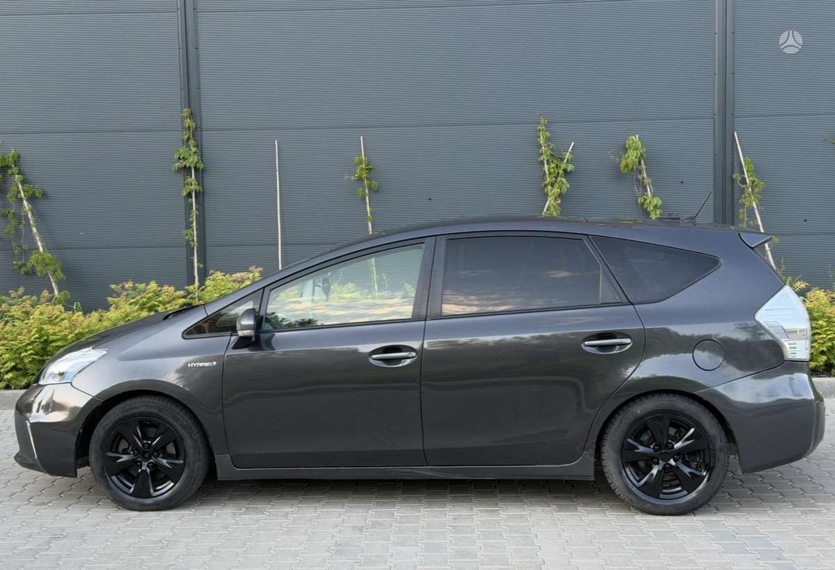 Toyota Prius+ 2012 — салон