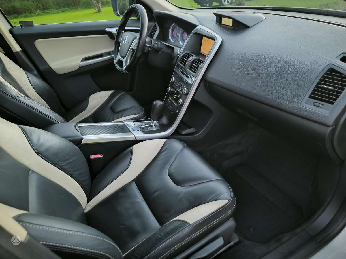 Volvo XC60 2010 — photo 10