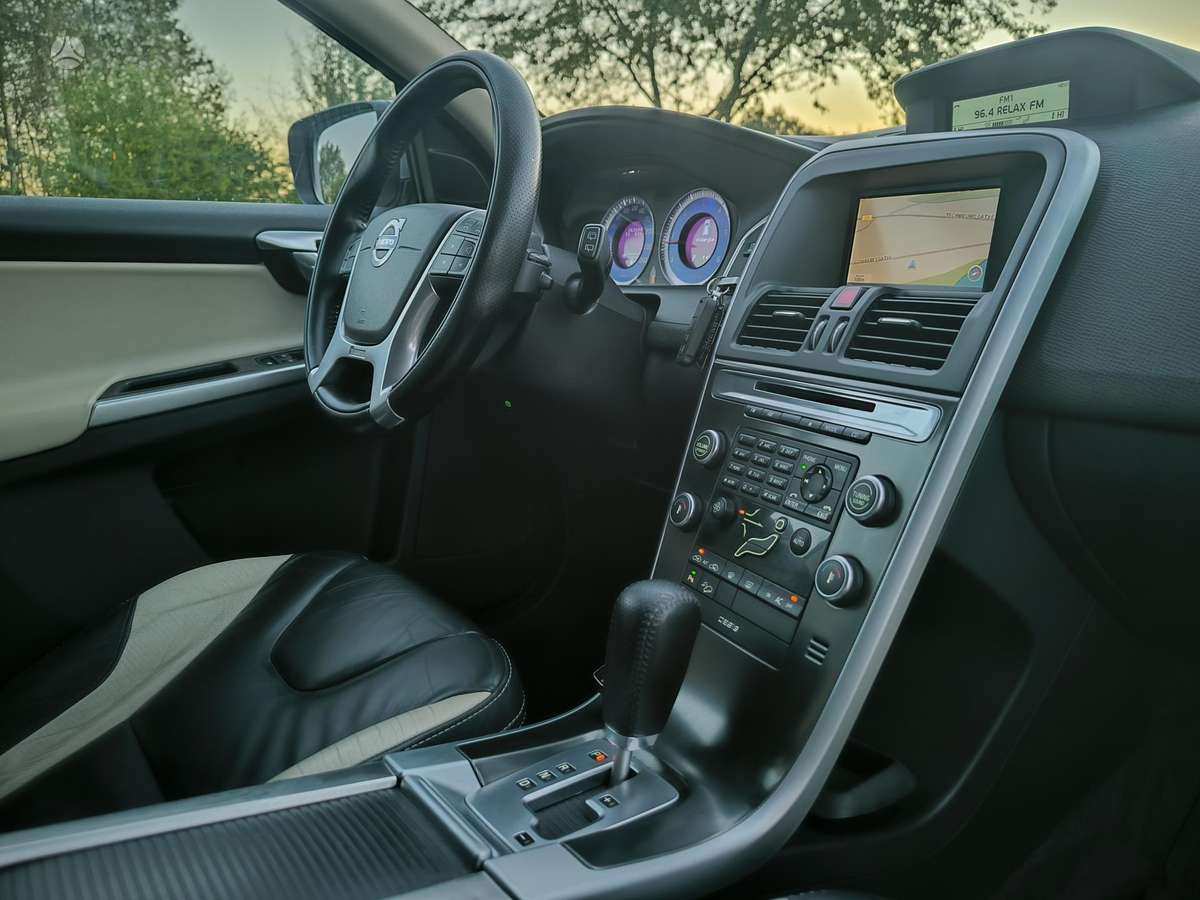 Volvo XC60 2010 — photo 11
