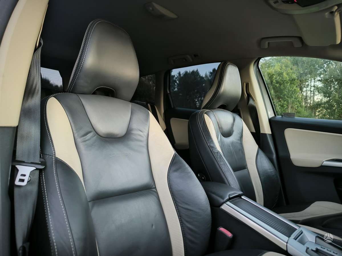Volvo XC60 2010 — photo 14