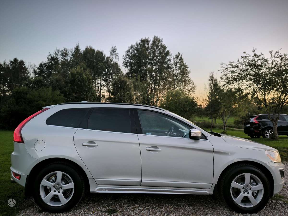 Volvo XC60 2010 — engine 2400 cm³, 205 HP (151kW)