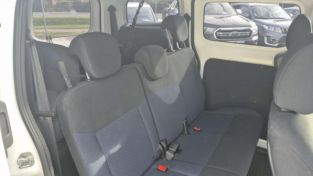 Nissan NV200 2010 — photo 11