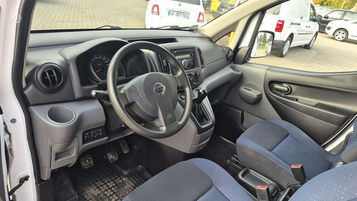 Nissan NV200 2010 — photo 13