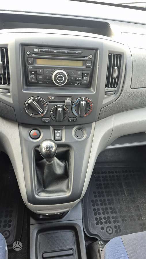 Nissan NV200 2010 — photo 14