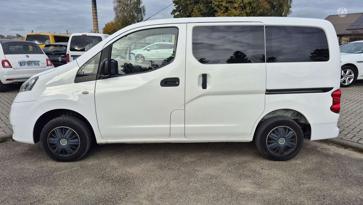 Nissan NV200 2010 — rear view