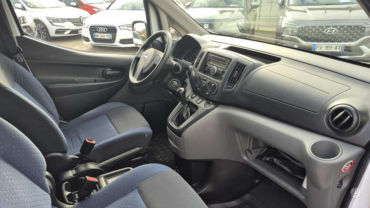 Nissan NV200 2010 — photo 9