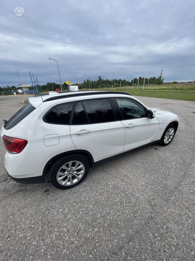 BMW X1 2011 — салон