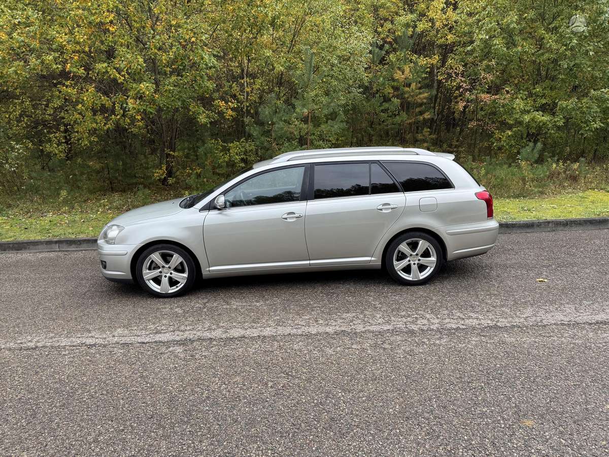 Toyota Avensis 2007 — вигляд ззаду