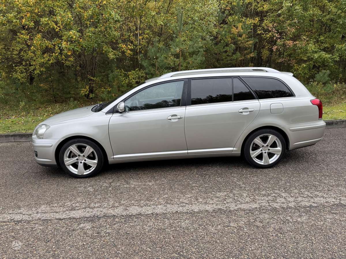 Toyota Avensis 2007 — салон