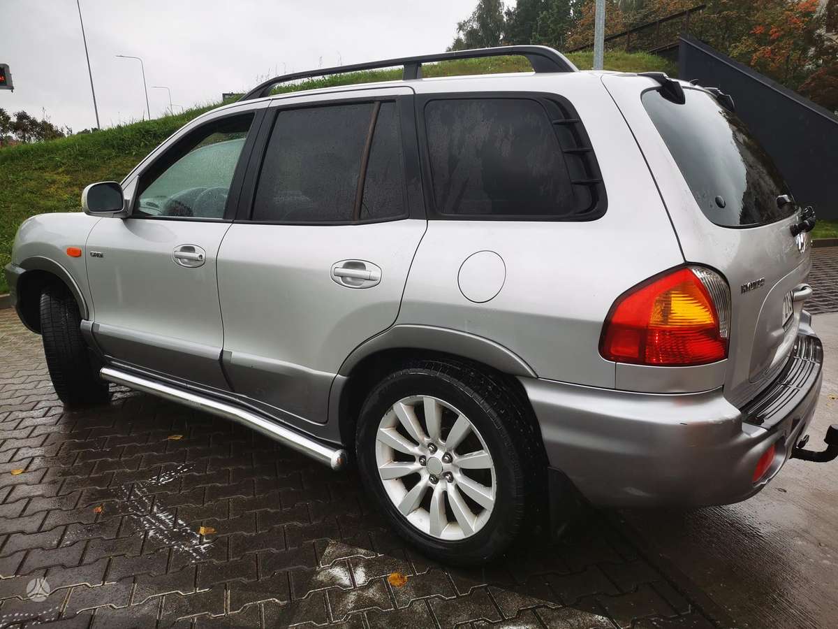 Hyundai Santa 2004 — rear view