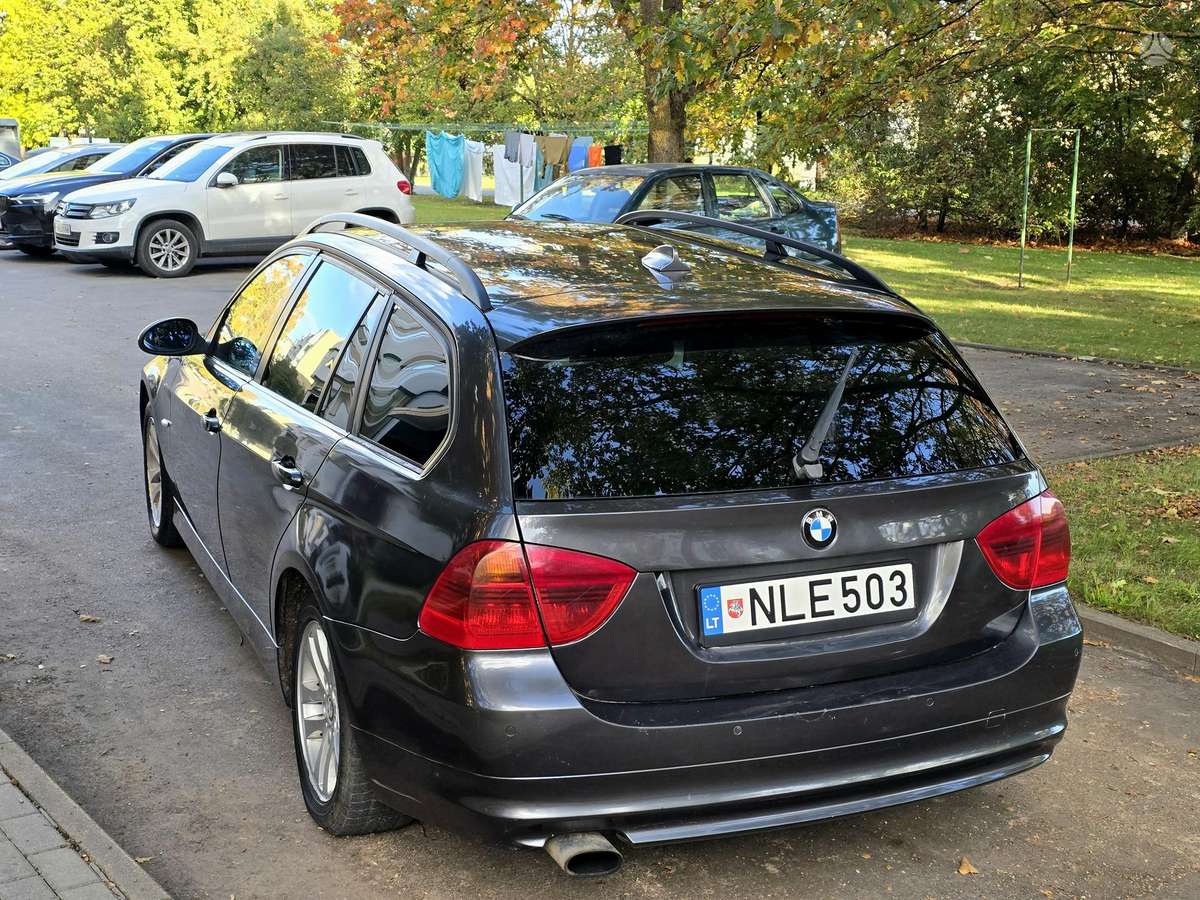 BMW 320 2006 — rear view