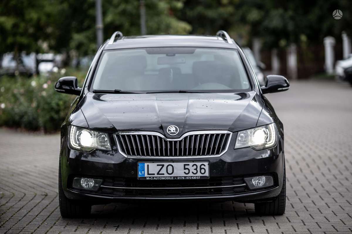Skoda Superb 2014 — вигляд ззаду