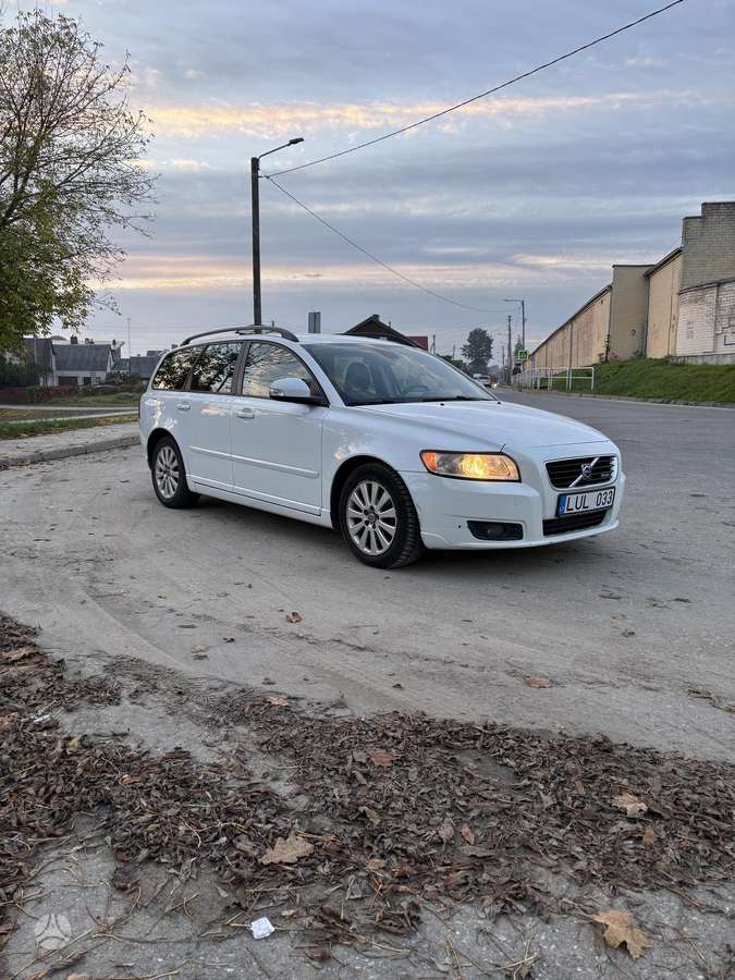 Volvo V50 2010 — вигляд ззаду