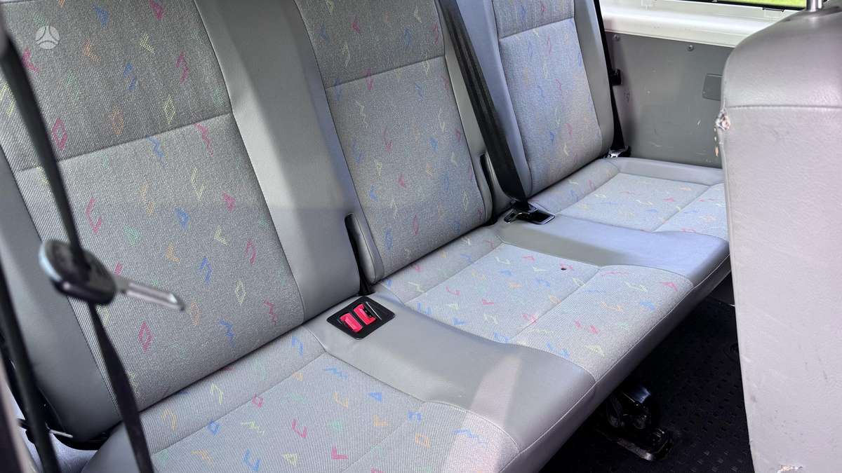 Volkswagen Transporter 2009 — photo 12
