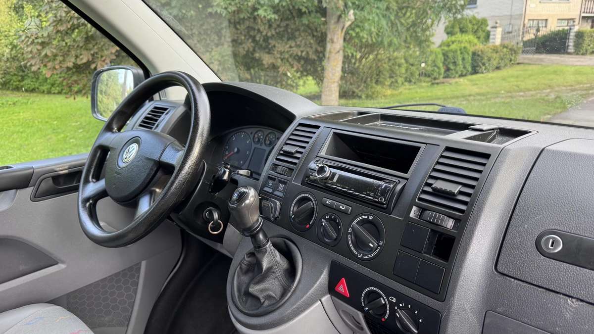 Volkswagen Transporter 2009 — photo 14