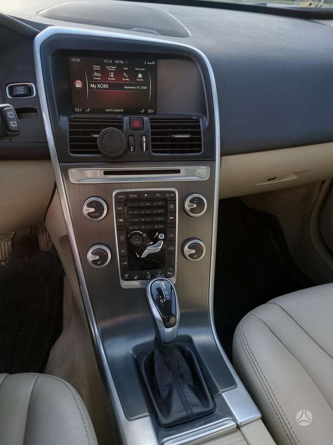 Volvo XC60 2015 — photo 11
