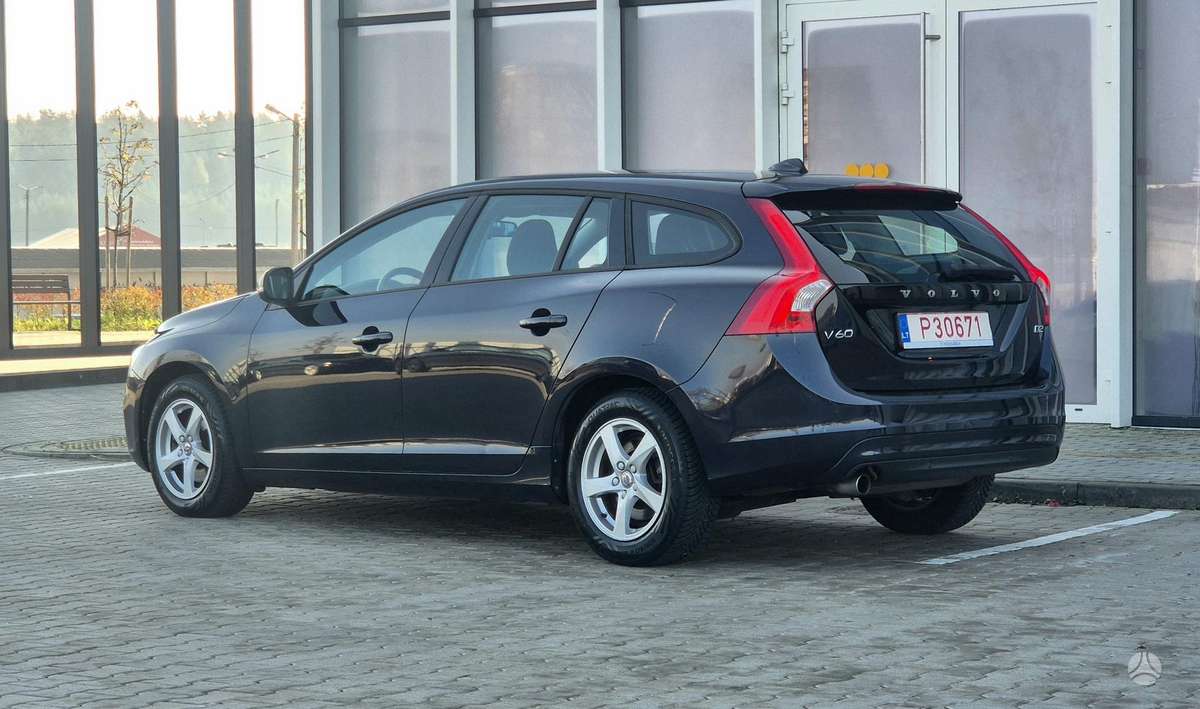 Volvo V60 2015 — салон