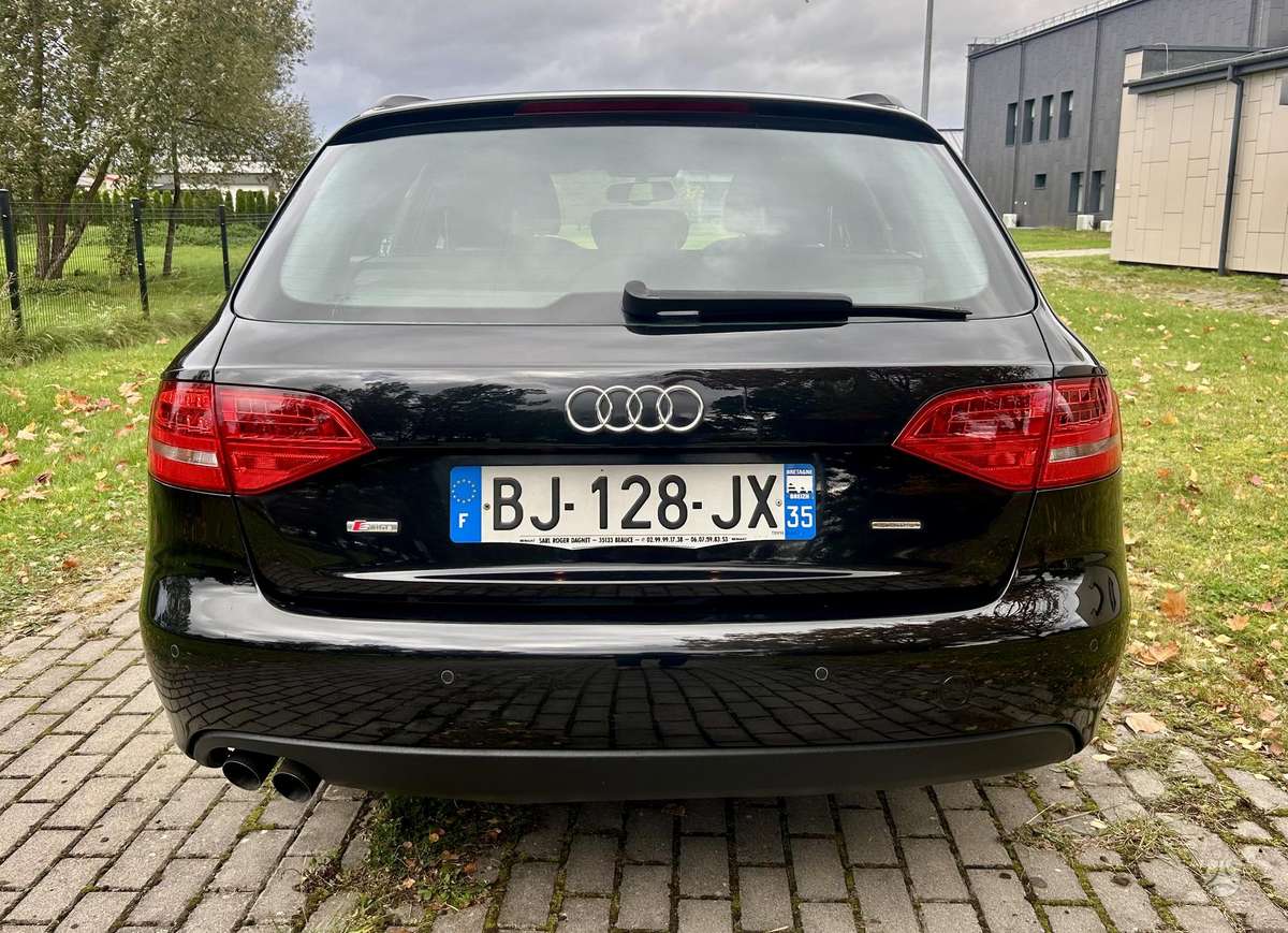 Audi A4 2011 — салон