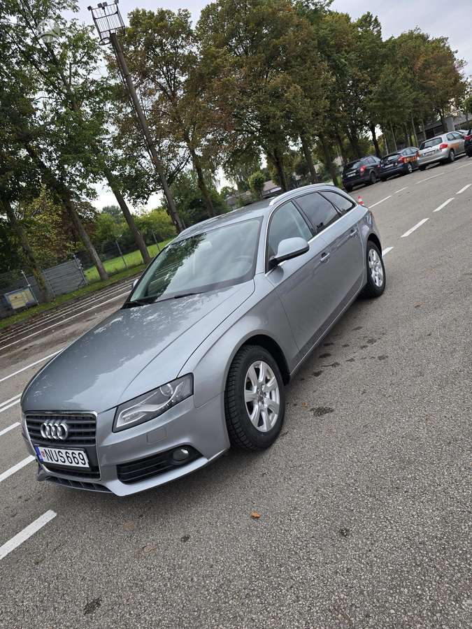 Audi A4 2010 — вигляд ззаду