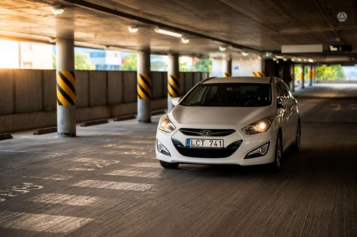 Hyundai i40 2012 — rear view