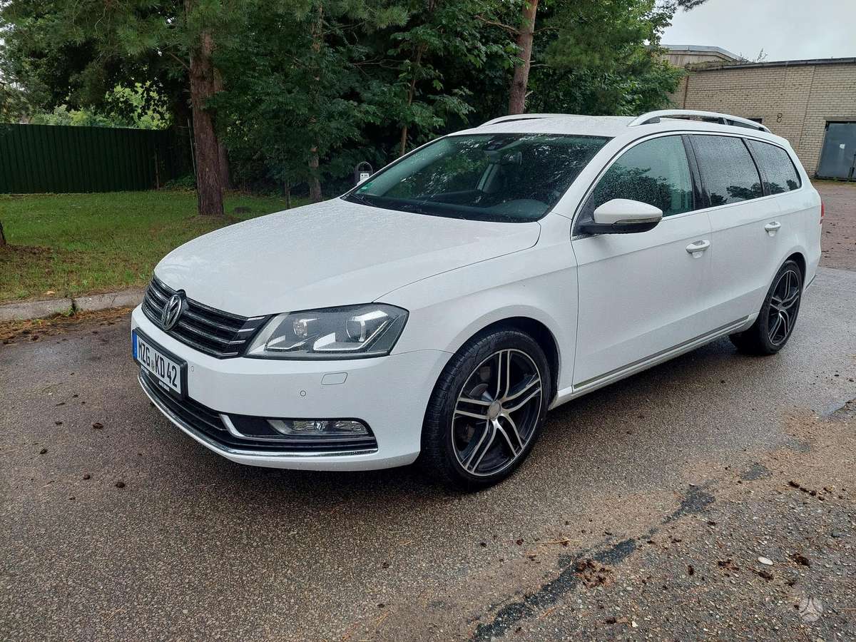 Volkswagen Passat 2012 — rear view