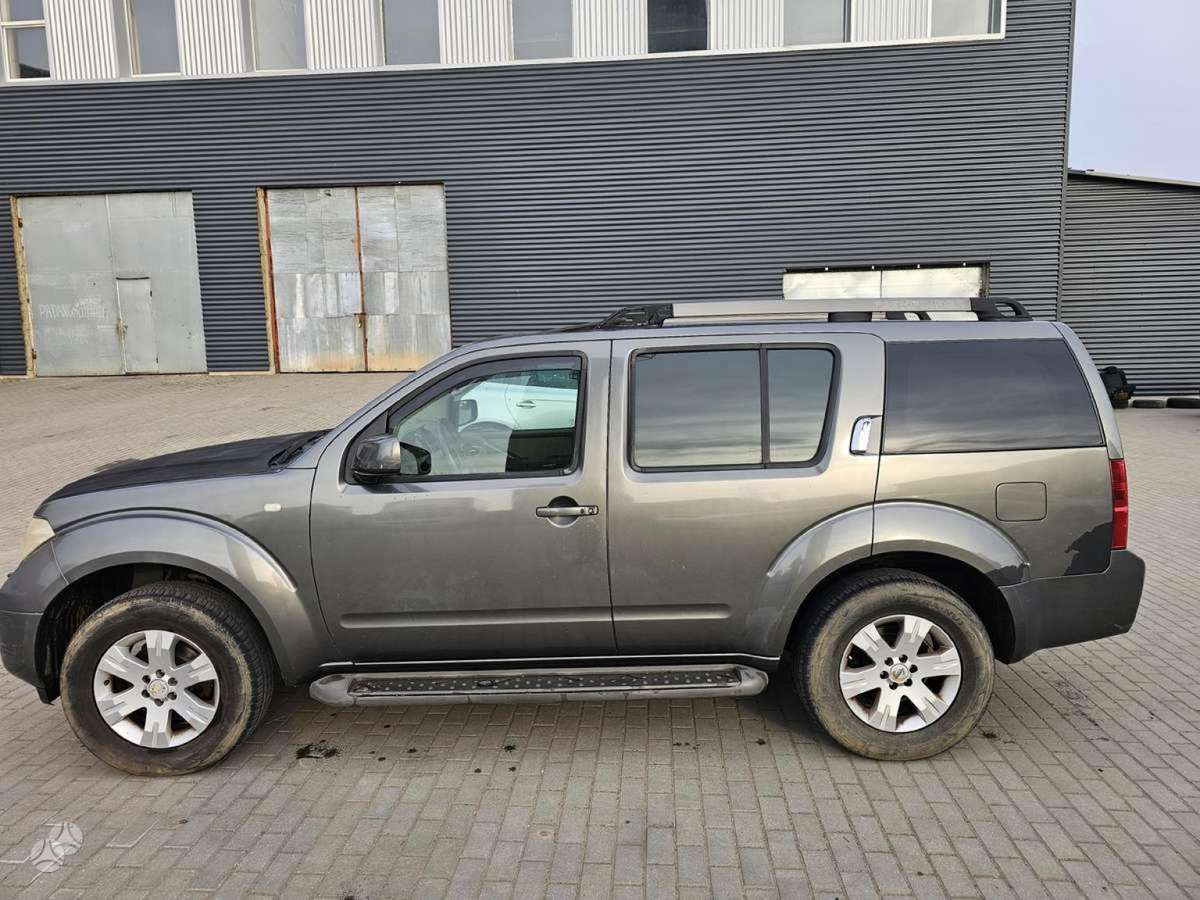 Nissan Pathfinder 2005 — rear view