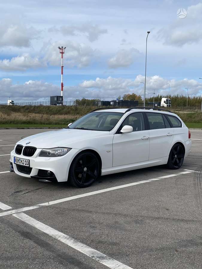 BMW 320 2009 — вигляд ззаду