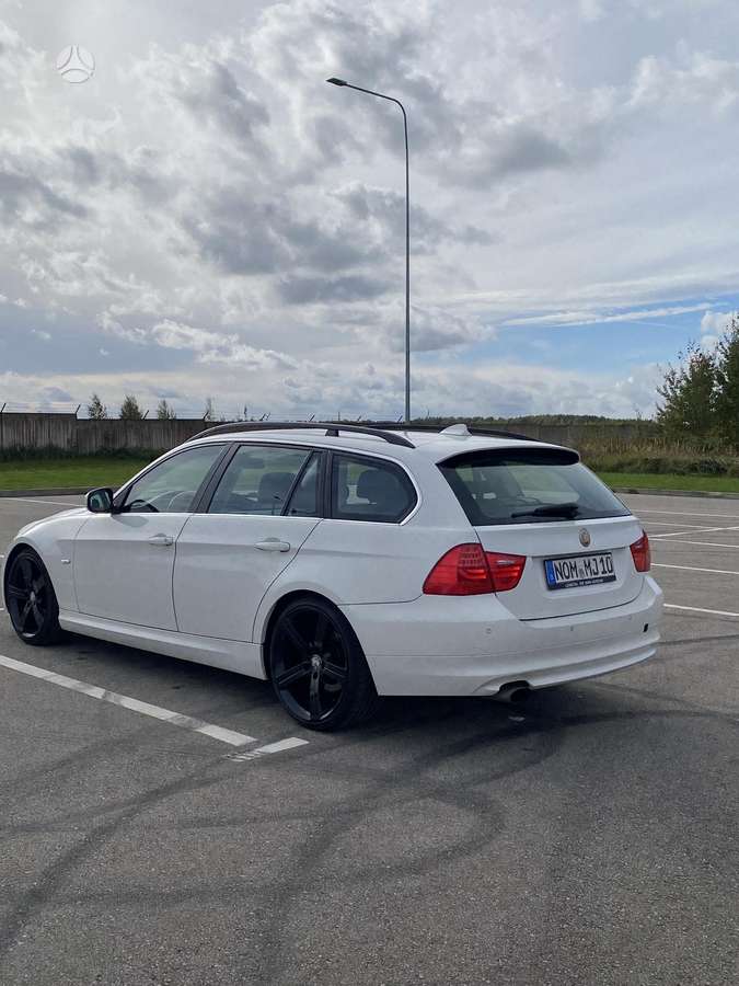 BMW 320 2009 — салон
