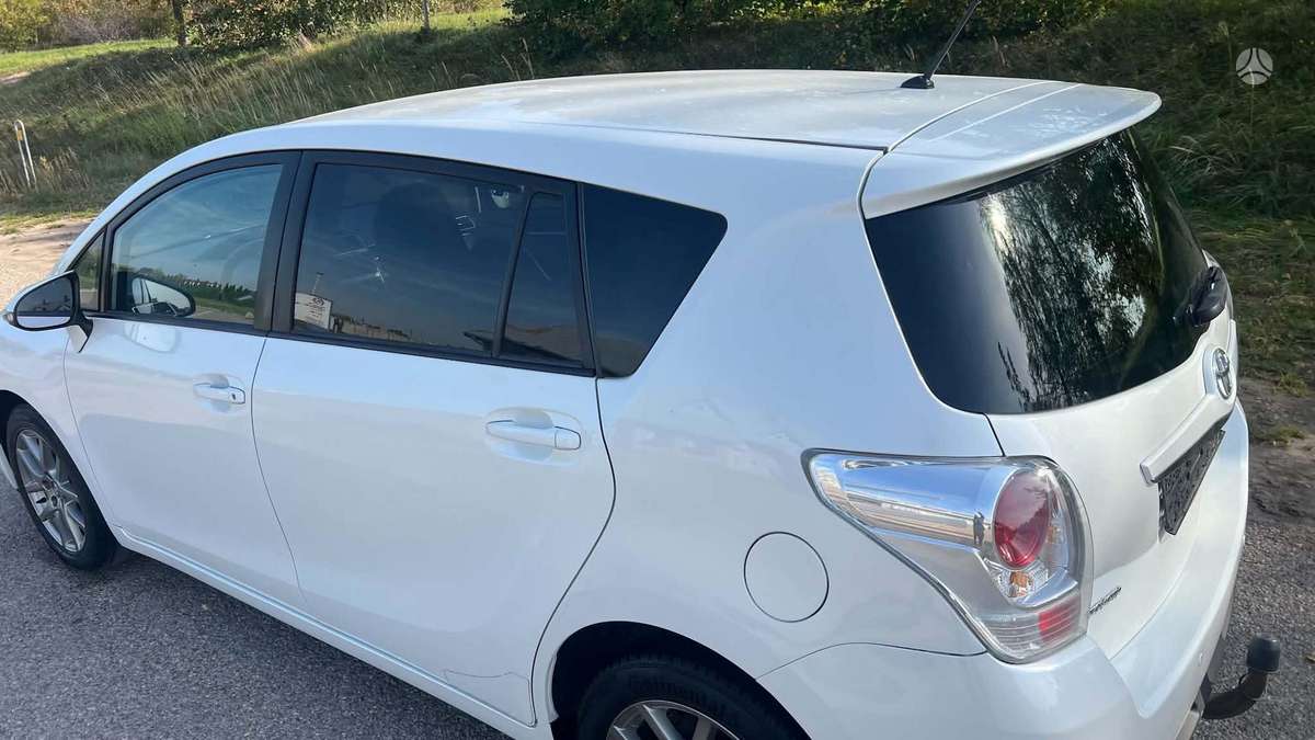 Toyota Verso 2013 — rear view