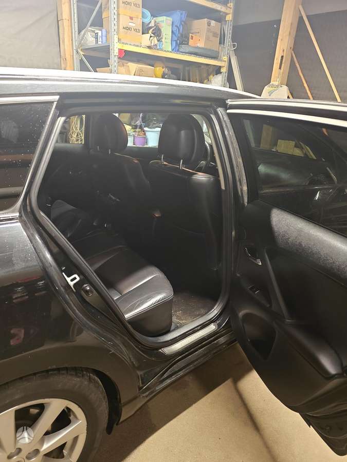 Toyota Avensis 2010 — вигляд ззаду