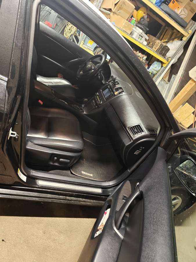 Toyota Avensis 2010 — салон
