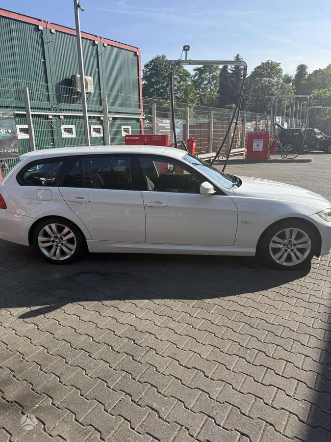 BMW 320 2010 — photo 11