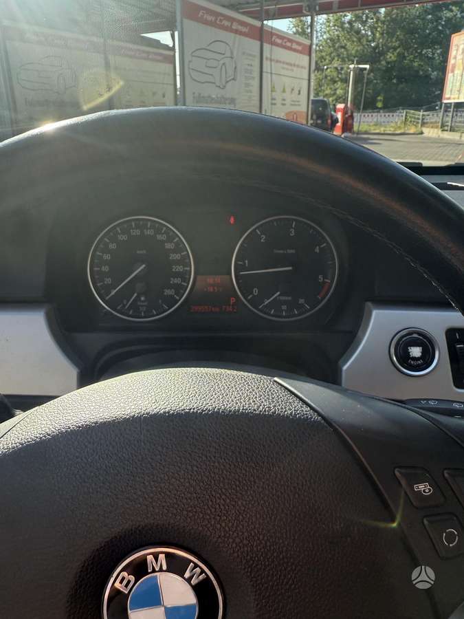 BMW 320 2010 — photo 17