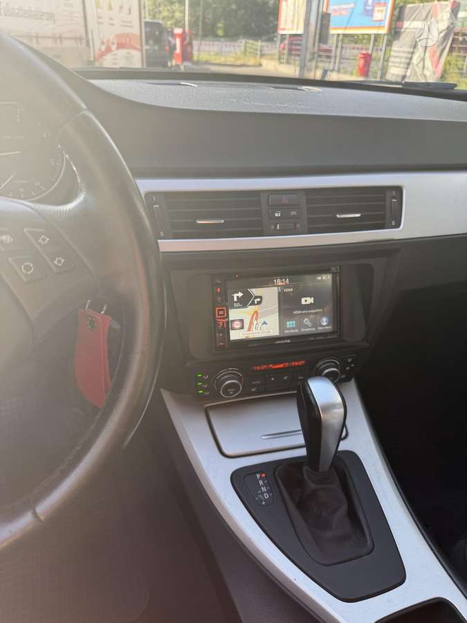 BMW 320 2010 — photo 18
