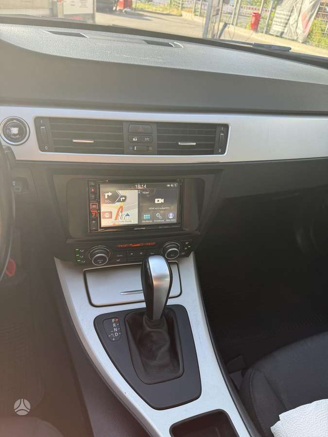 BMW 320 2010 — photo 19