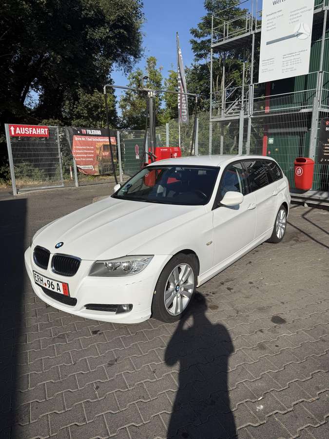 BMW 320 2010 — rear view