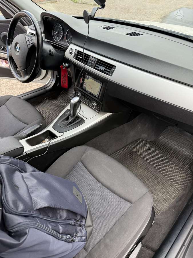 BMW 320 2010 — photo 22