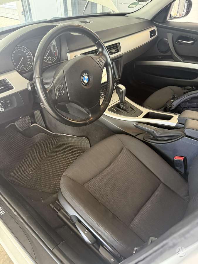 BMW 320 2010 — photo 24
