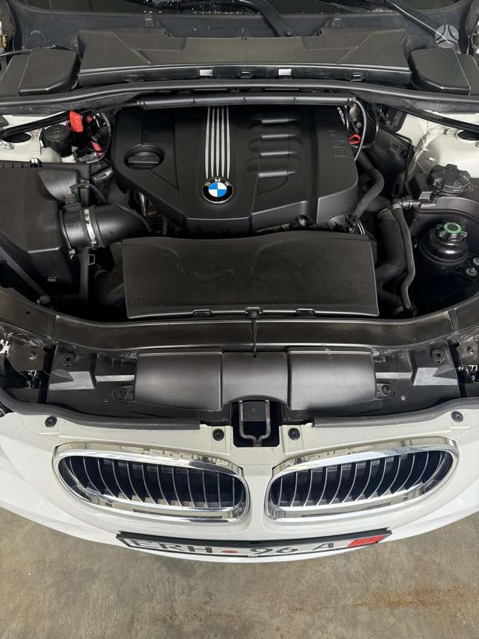 BMW 320 2010 — photo 25