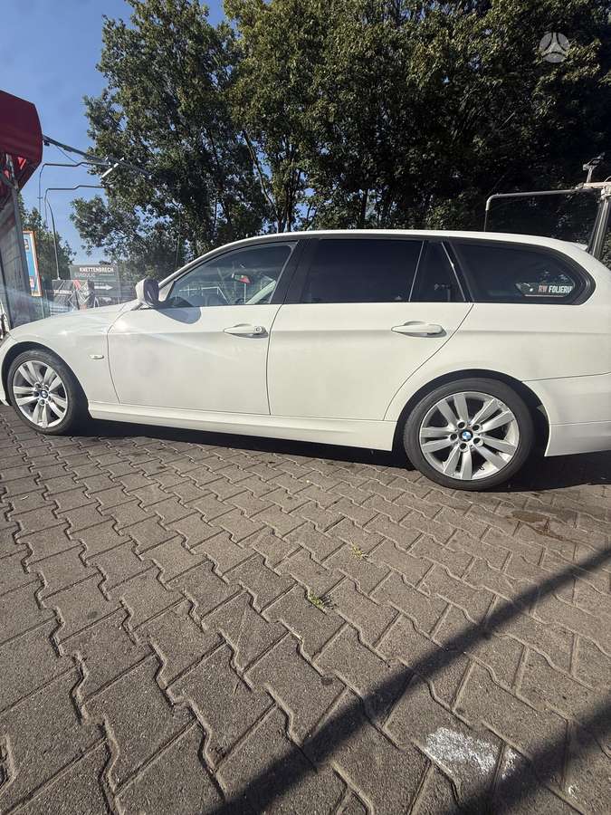 BMW 320 2010 — engine 2000 cm³, 184 HP (135kW)