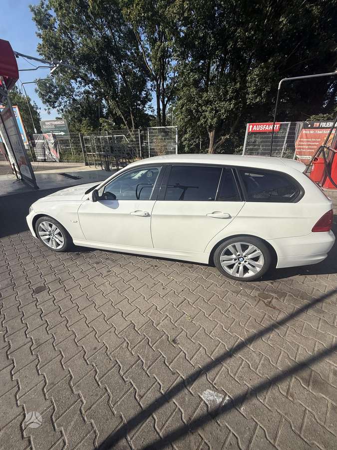 BMW 320 2010 — photo 5