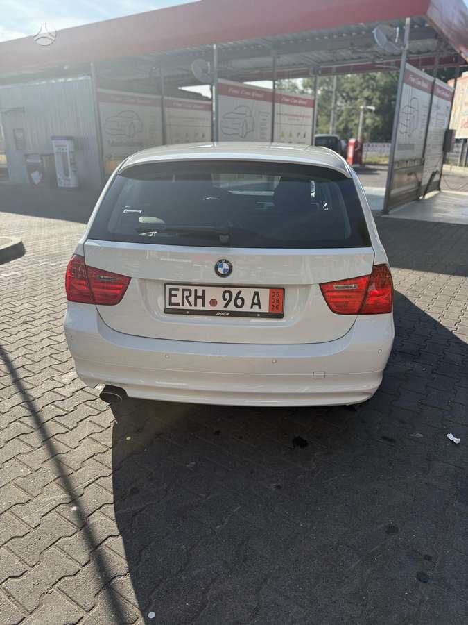 BMW 320 2010 — photo 7